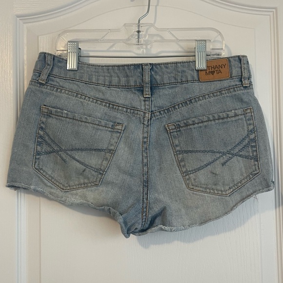 A nice light-washed low rise short shorts perfect for summer - Picture 2 of 4